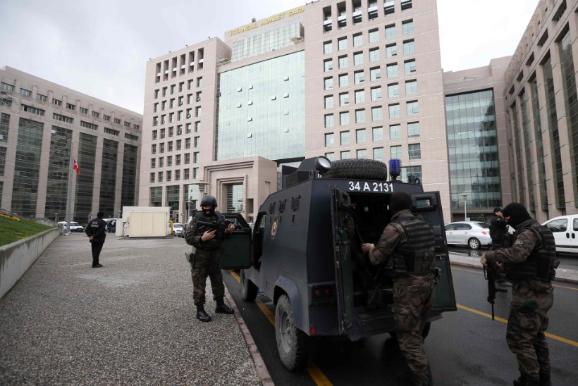FOTOD: relvastatud mehed võtsid Istanbulis pantvangi peaprokuröri