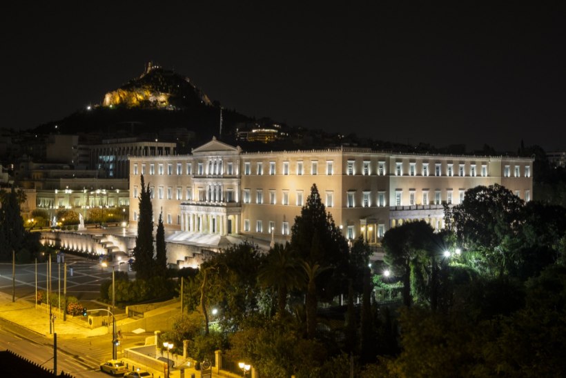 Kreeka parlament kiitis abiprogrammi heaks, Ateenas tekkisid öösel rahutused