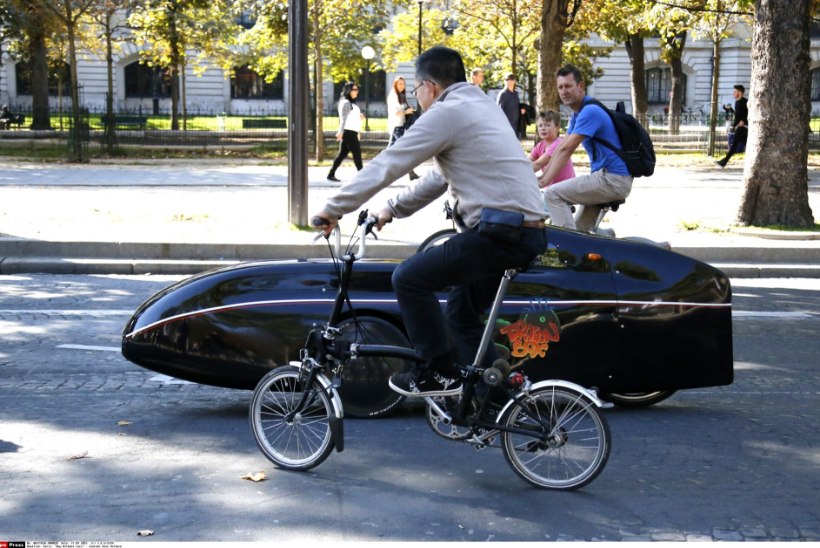 GALERII | Autovaba Pariis katkestas Champs-Elysees'l autoliikluse
