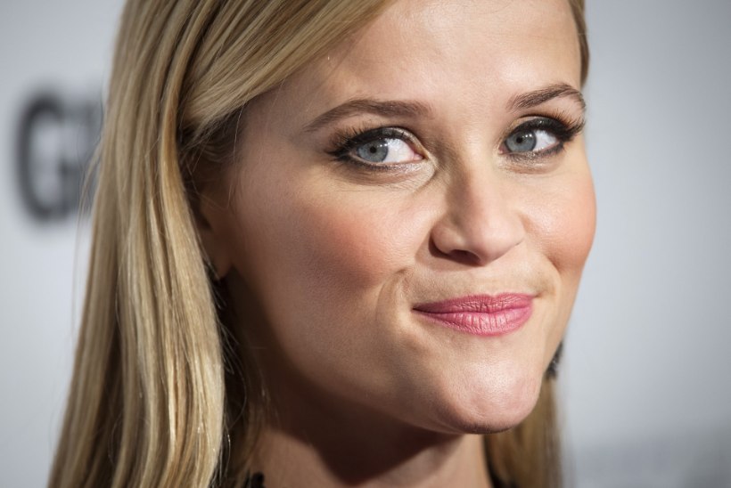 Reese Witherspoon lõõgastub sokisahtlit korrastades