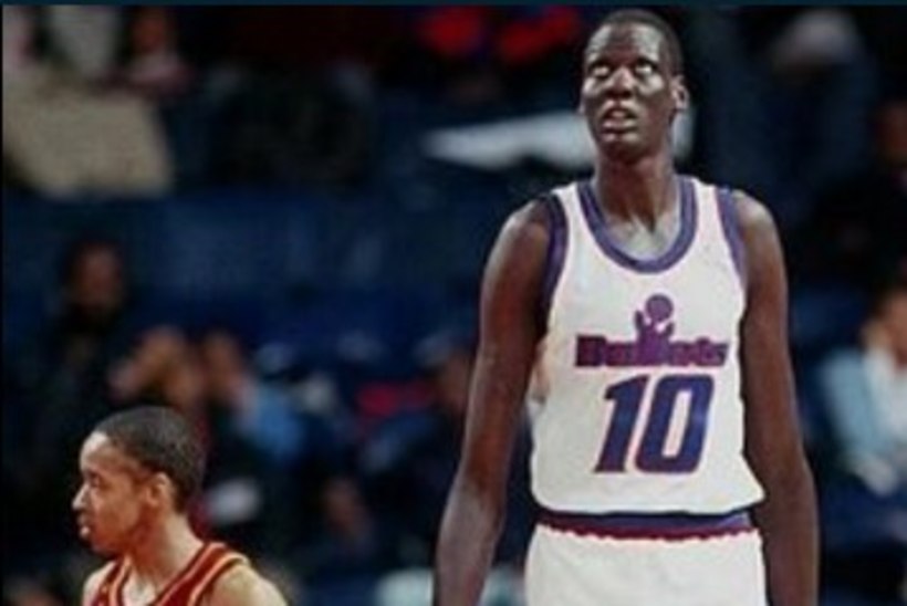91kilone Sudaani lõvitapja ning Rumeenia koll ehk NBA ajaloo pikimad korvpallurid