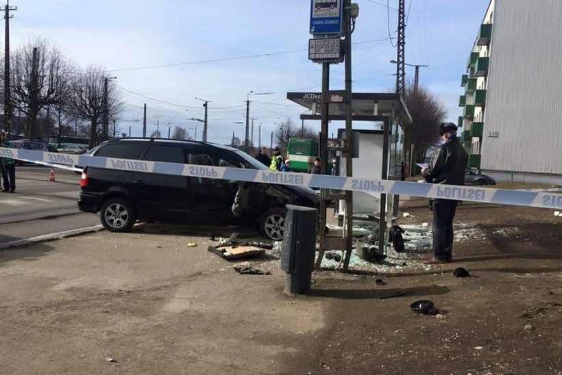 FOTOD SÜNDMUSKOHALT | Tallinnas vigastas bussipaviljoni sõitnud roolijoodik seitset inimest