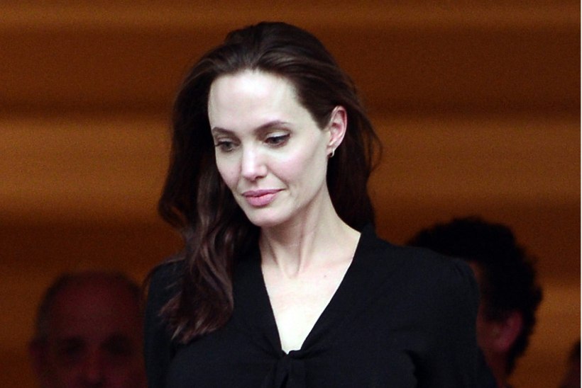 GALERII | Angelina Jolie trotsis põgenike juures vihma ja pori