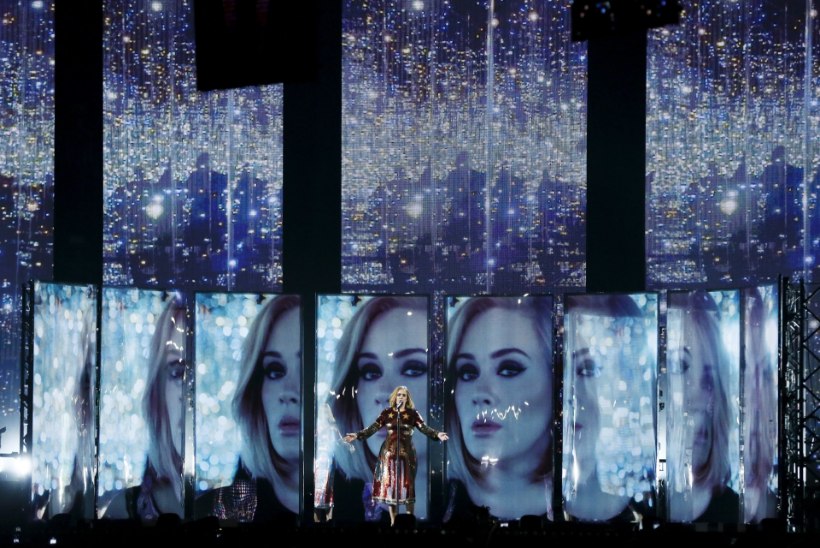 Adele kannab oma maailmaturneel ainult Burberry moemaja loomingut