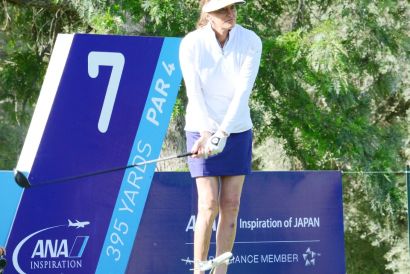 GALERII | Caitlyn Jenner andis naisekehas esimest korda golfikepile valu: ei, mu rinnad ei jäänud ette!