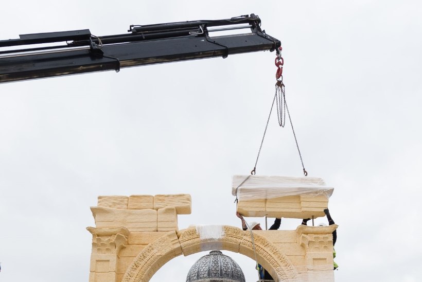 GALERII | Arheoloogid püstitasid Londonisse islamiterroristide hävitatud Palmyra võidukaare mudeli