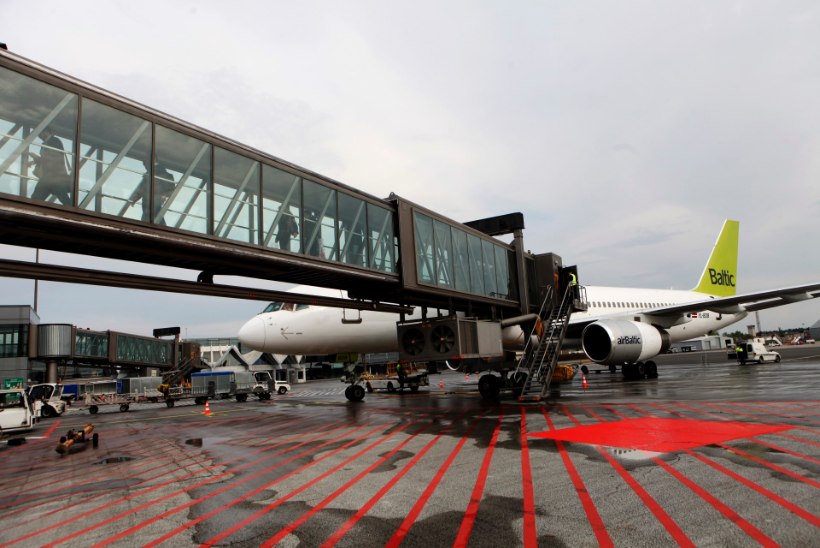 Hilinev Viini lennuk maandub Tallinna asemel Riias, sealt tuuakse reisijad bussiga koju