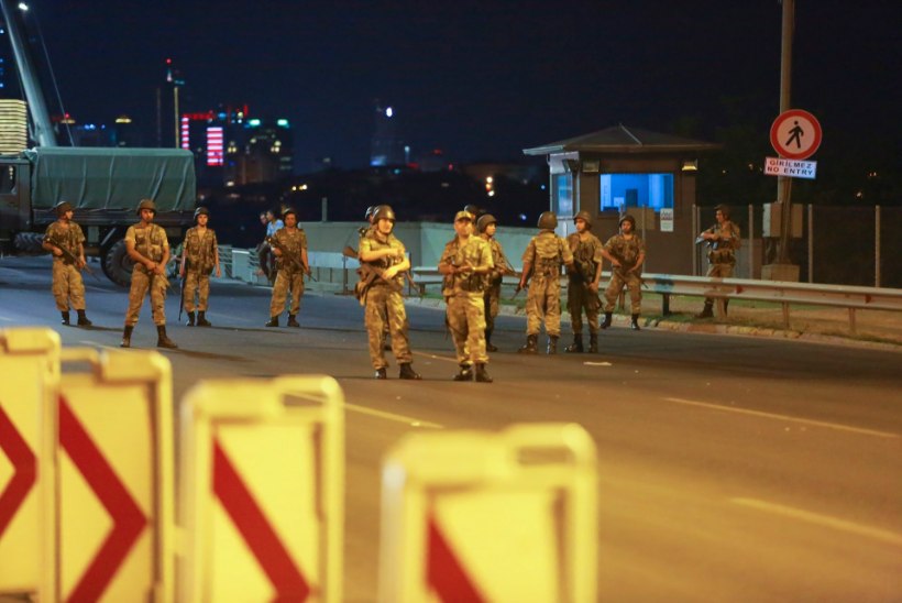 RIIGIPÖÖRDEKATSE TÜRGIS: Sõjavägi üritas võimu haarata, valitsuse teatel on mäss maha surutud - hukkunuid 161