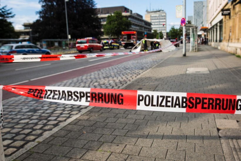Saksamaal ründas mees tänaval jalutanud inimesi matšeetega, üks inimene hukkus
