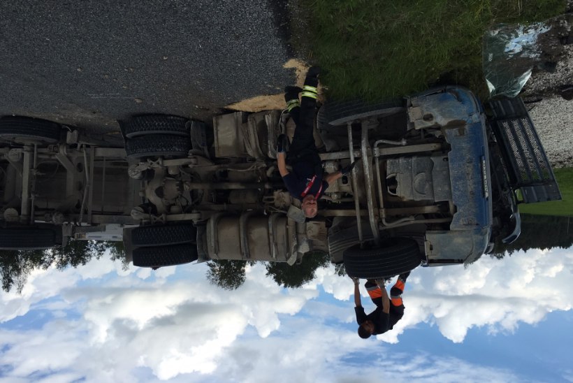 FOTOD | Jõgevamaal paiskus veoauto külili ja lõhkus ära karjaaia