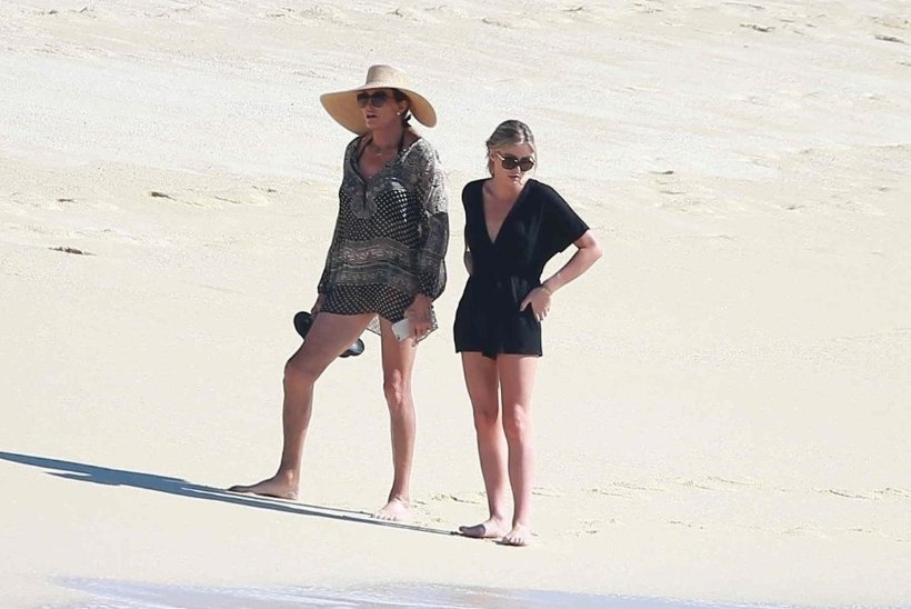 Caitlyn Jenner (68) viis täide ammuse unelma ja kõndis rannal supeltrikoos