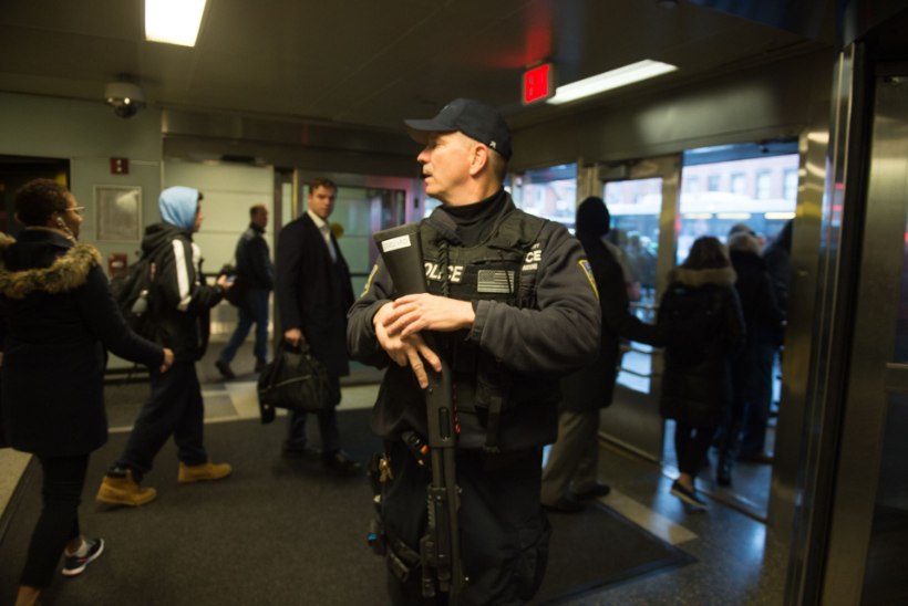 New Yorgis Manhattani bussiterminalis nurjus pommirünnak