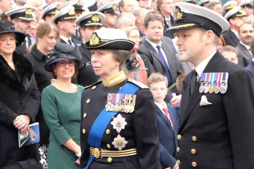 FOTOD | Kuninganna Elizabeth II ristis enda nime kandva hiiglasliku sõjalaeva