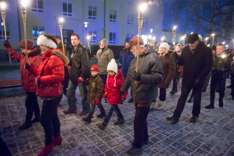 GALERII | Ülikoolilinn tähistas Tartu rahu aastapäeva tõrvikurongkäiguga
