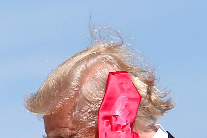 FOTOD | Trump kasutab lipsunõela asemel kõige tavalisemat teipi