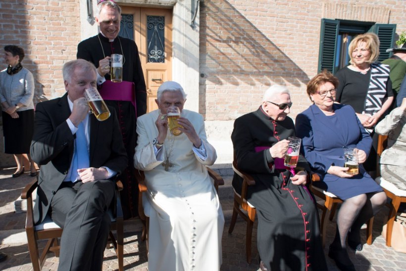 FOTOD | Paavst Benedictus XVI tähistas oma 90. sünnipäeva õllega