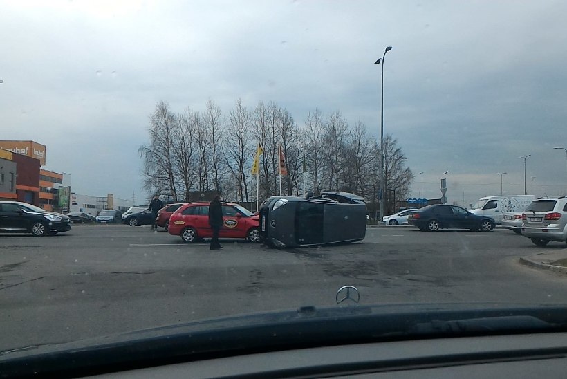 VIDEO JA FOTOD | Peterburi teel toimunud liiklusõnnetuses paiskus auto külili