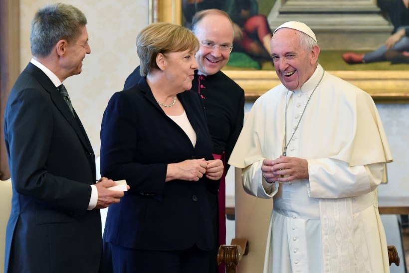FOTOD | Paavst ei suutnud Angela Merkeliga kohtudes naeru pidada