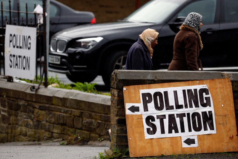 FOTOD | Erakorralised parlamendivalimised Suurbritannias: Theresa May käis koos abikaasaga hääletamas