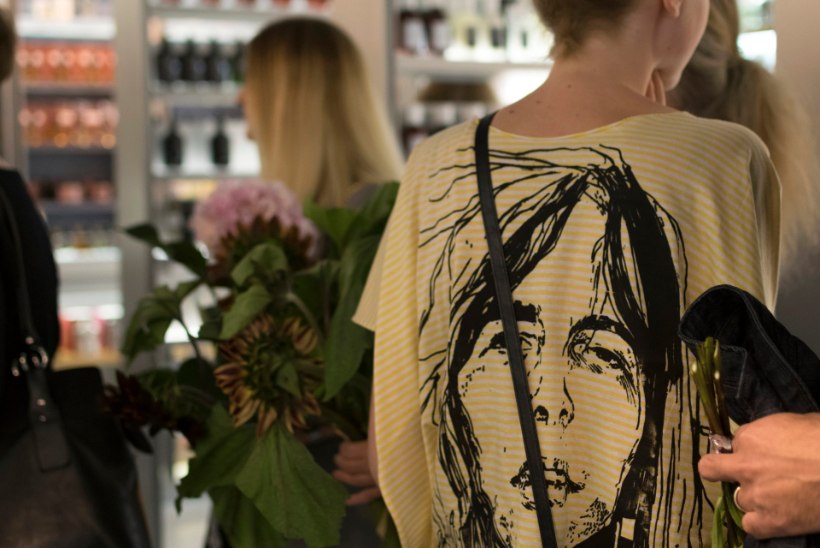 GALERII | Parfümeeriabutiigis avati pidulikult Helmi Arraku näitus „Black Ink“