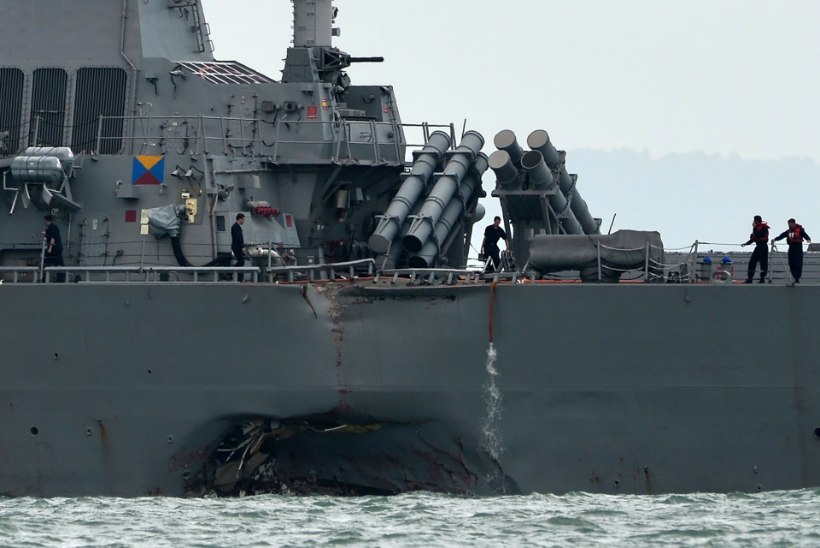 Singapuris kokkupõrke teinud sõjalaevalt leiti surnukehad
