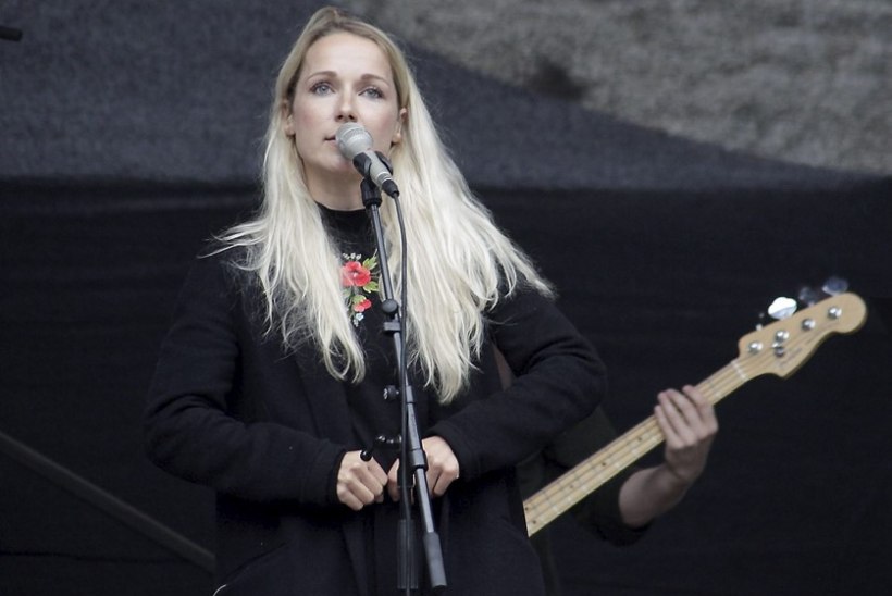 PILDID | Tallinna rahvusvahelisele lillefestivalile pani piduliku punkti alati särav lauljatar Lenna