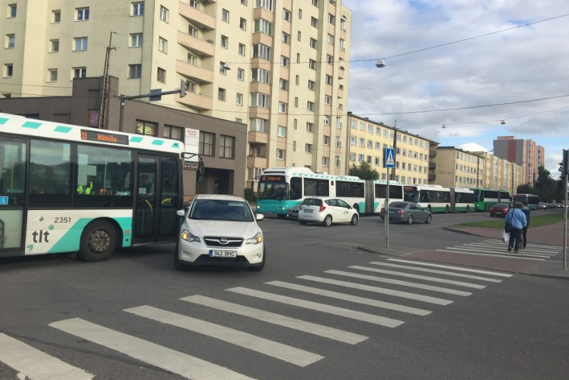 PILDID | Pelgurannas sõitis buss autole külje pealt sisse