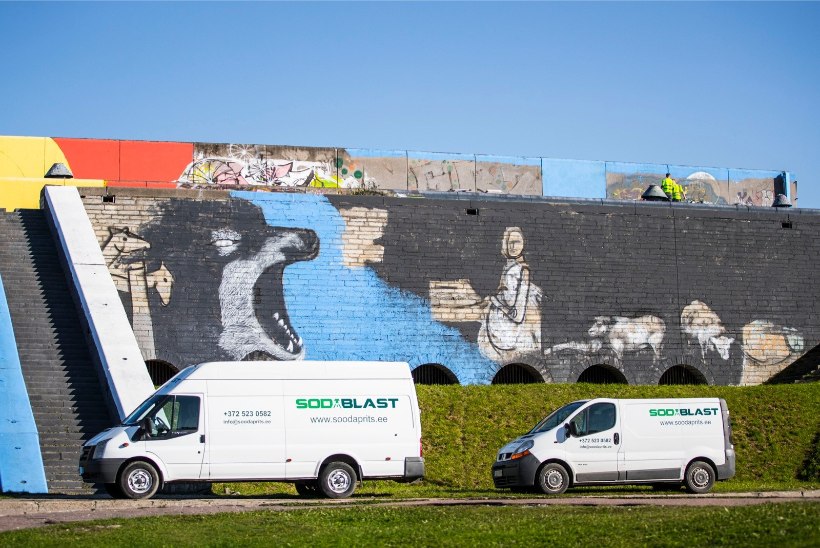 GALERII | Omavoliline kunst pestakse linnahalli seintelt maha