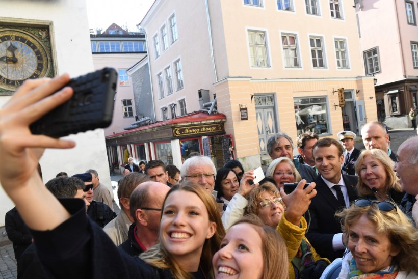 FOTOD | Rahvas klõpsas vanalinnas jalutava Macroniga selfie'sid