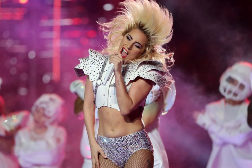 Lady Gaga alustas uut aastat stringide väel taguotsa urvitades