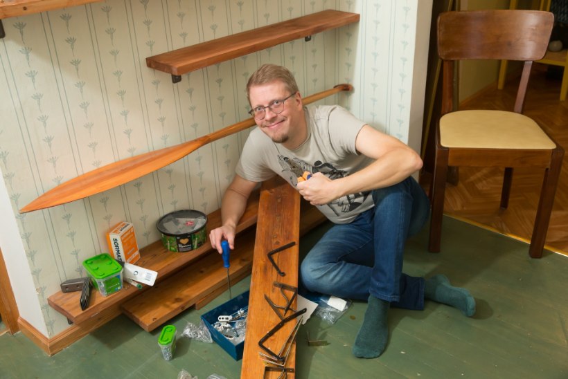 Lastekirjanik Mika Keränen turgutab hinge ja kirjutamisest väsinud näppe mööblit restaureerides