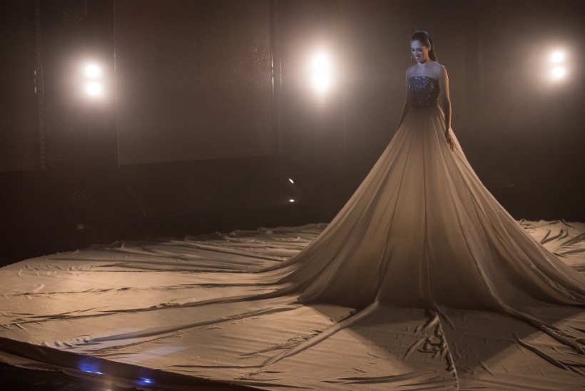 FOTO | Elina Nechayeva esineb "Eesti laulul" hiiglasliku seelikuosaga kleidis: selle tegemiseks kulus 52 ruutmeetrit kangast