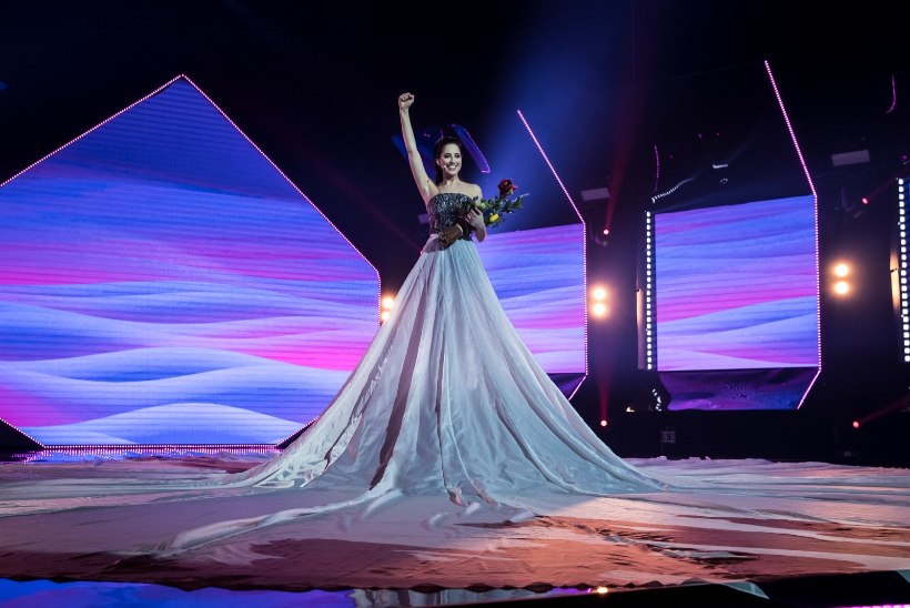 VIDEO | Elina Nechayeva tõi oma hiiglasliku kleidi „Ringvaate“ stuudiosse