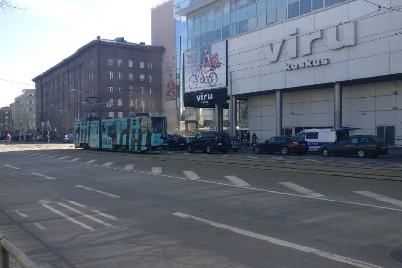 FOTOD | Tallinna kesklinnas sõitis eakas juht kahele lapsele otsa