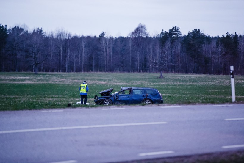 FOTOD ja VIDEO SÜNDMUSKOHALT | Harjumaal hukkus autoga teelt välja sõitnud mees