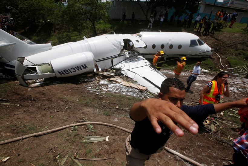 FOTOD | Hondurases maandunud lennuk purunes kaheks 