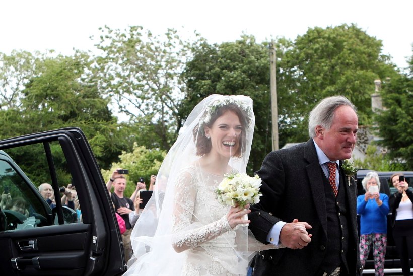 FOTOD | "Troonide mängu" armastajapaar pidas Šotimaal muinasjutulise pulmapeo