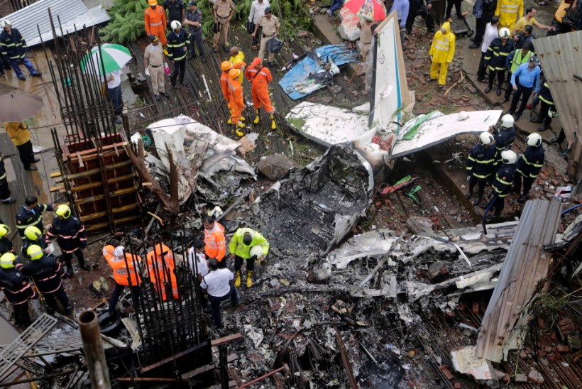 FOTOD | Mumbais kukkus alla tšartelennuk, hukkus vähemalt viis inimest