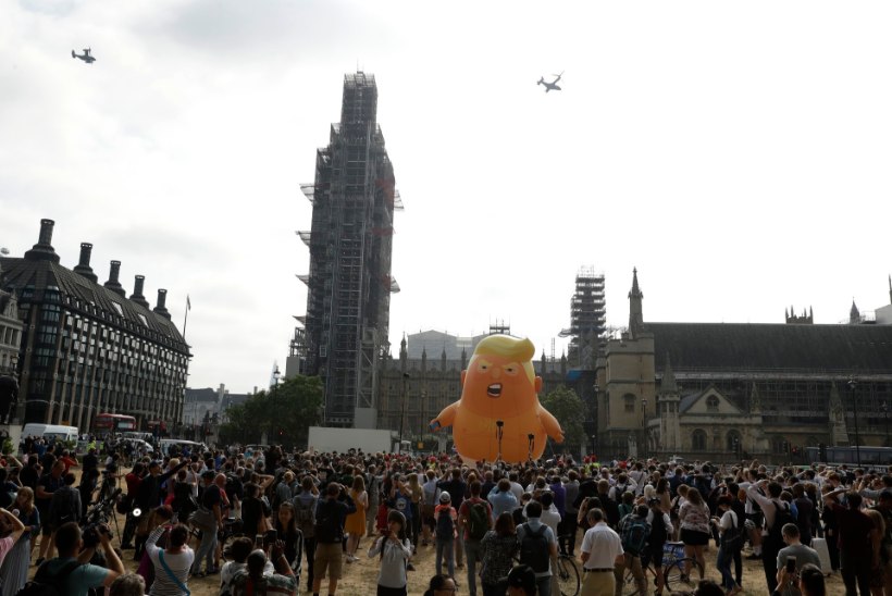 Londoni kohale lennutati jonnivat Trumpi kujutav õhupall 