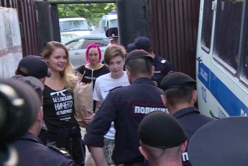 VIDEO | Pussy Rioti äsja vabanenud liikmed nabiti uuesti kinni