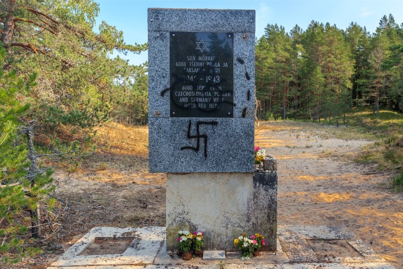 GALERII | Kalevi-Liival rüüstati holokaustiohvrite memoriaali 
