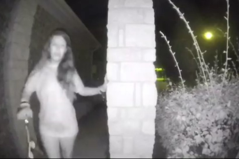 SALAPÄRANE LUGU: Texase politsei otsib taga ahelais naist, kes võõraste uksekella lasi