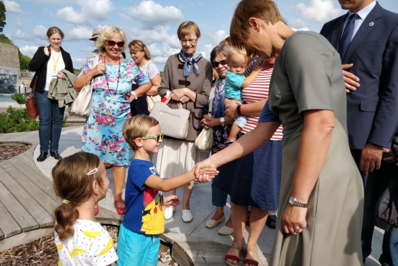 VIDEO | Ka kõige pisemad ei peljanud Narva promenaadil jalutaval presidendil kätt suruda
