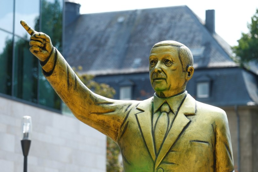 FOTOD | Saksa linna ilmus Erdogani kuldne kuju