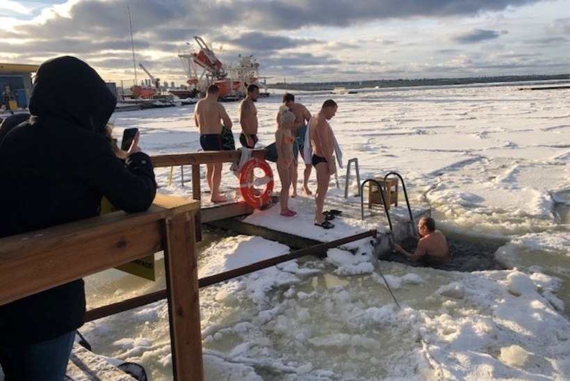 VIDEO | RITUAAL RÖÖVIS ELU: ohtlik sukeldumine viis mehe jääkülma hauda, veidi eemal suples turvaliselt 140 inimest