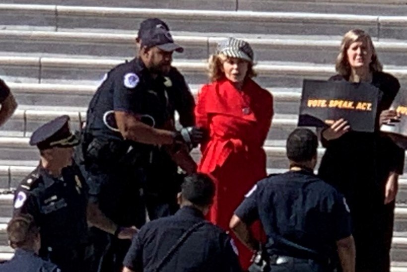 Politsei vahistas 81aastase Jane Fonda