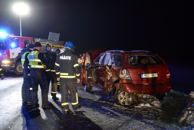 VIDEO JA FOTOD | Viljandimaal juhtus raske liiklusõnnetus, seitse inimest viidi haiglasse kontrolli