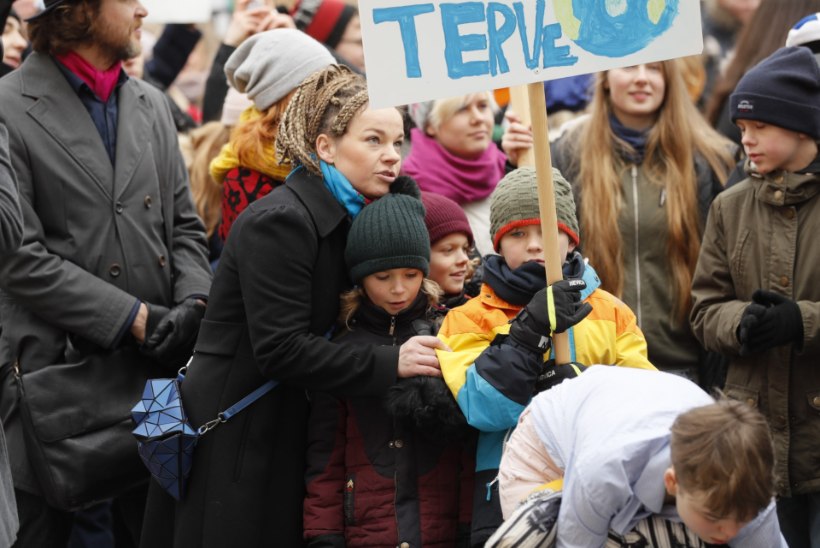 FOTOUUDIS | Lastega Toompeale protestima tulnud Tuuli Roosma: tahan neile uhket tulevikku, mida nad ka kasutada saaks
