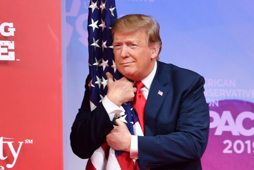 Trump embas lippu ja sõimas Muellerit