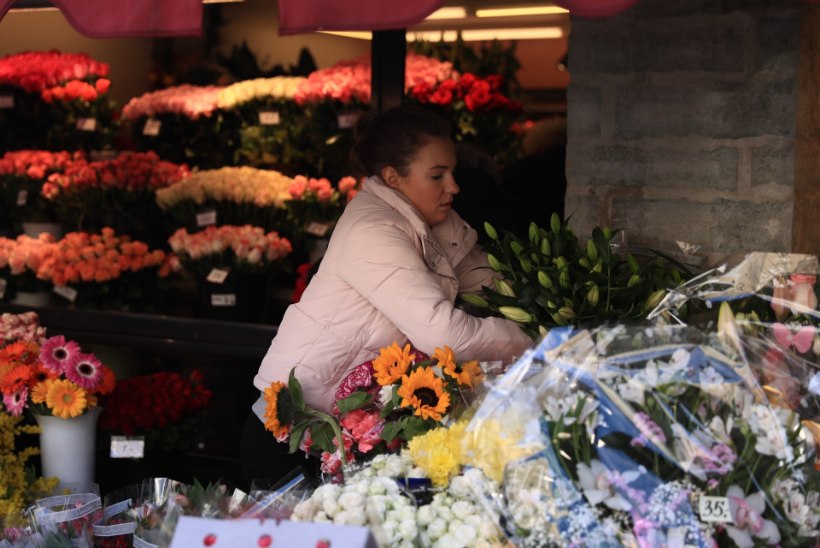 GALERII | NAISTE NIMEL: mehed tunglevad Viru lilletänaval ilusamate õite eest